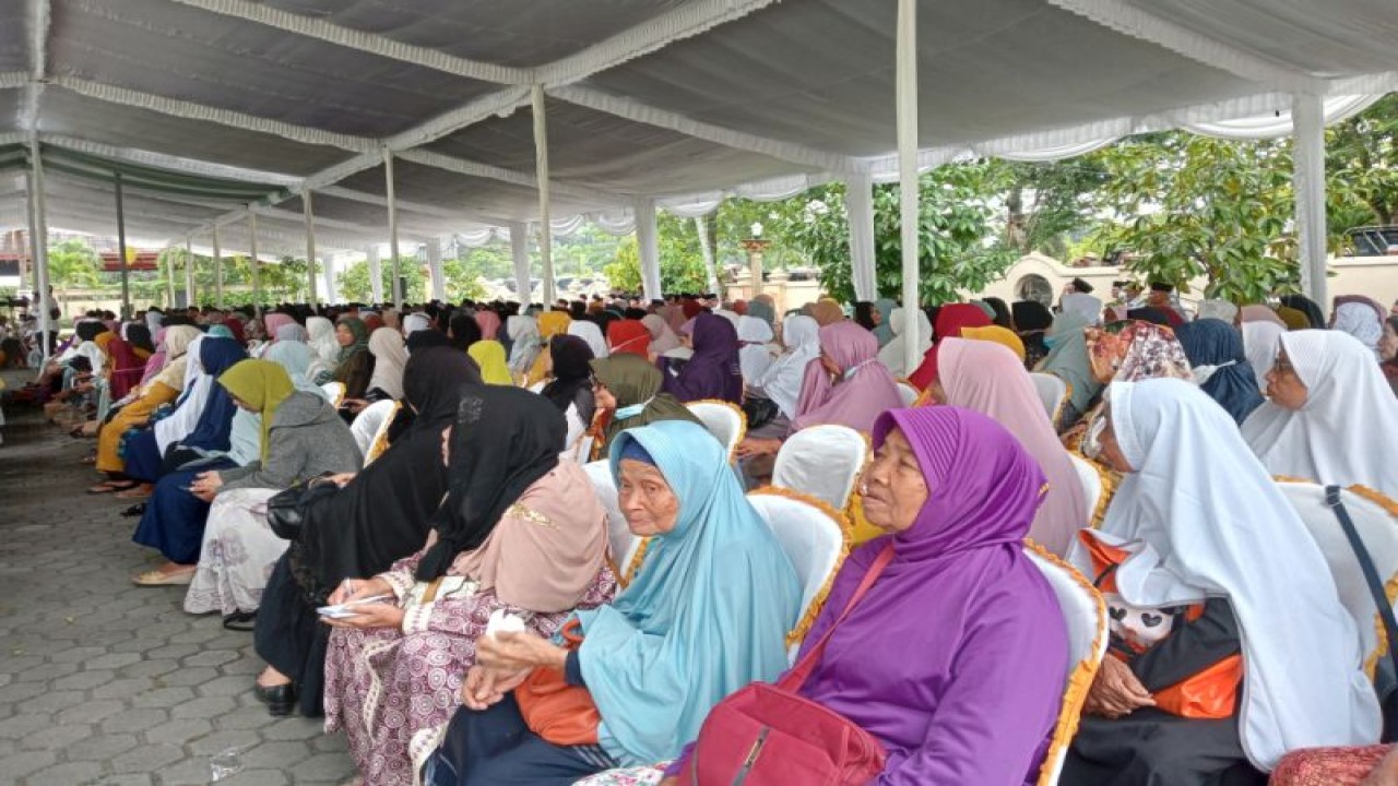 JCH saat mengikuti kegiatan manasik haji di kantor Kementerian Agama Lombok Tengah Nusa Tenggara Barat (ANTARA/Akhyar)