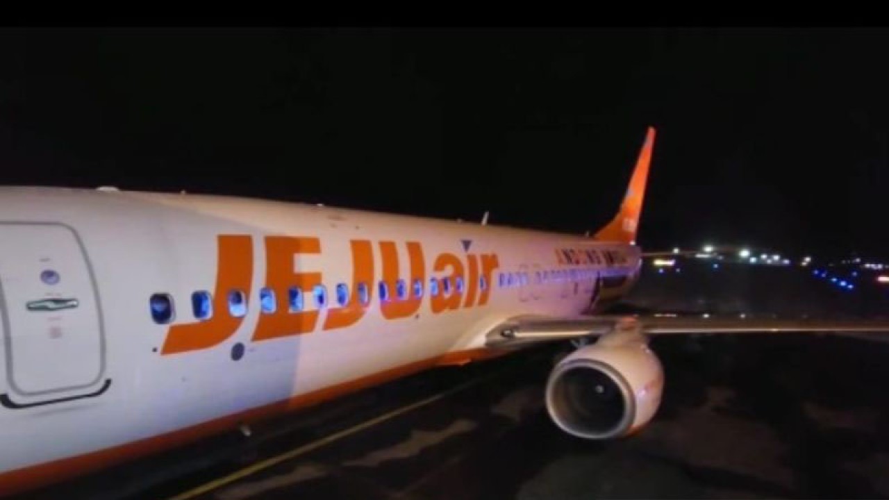 disambut dengan water salute, kedatangan Jeju Air dengan menggunakan jenis pesawat Boeing 737 800 Next Generation  dengan nomor penerbangan 7C2771 dengan membawa penumpang dari Incheon Seoul Internasional Airport sebanyak 169 penumpang ke Sulut, Jumat (19/5/2023). ANTARA/Nancy L Tigauw.