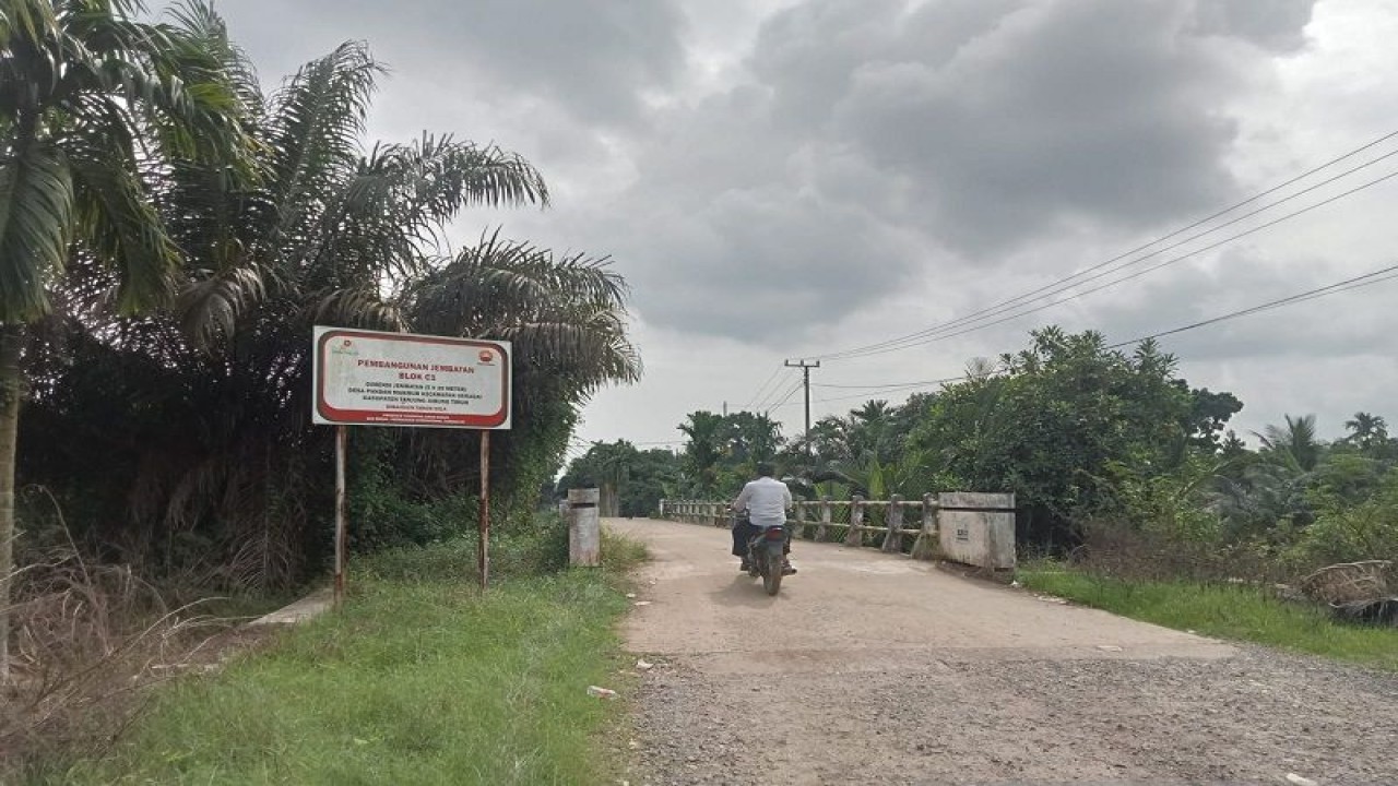 Salah satu jembatan yang dibangun PetroChina di Kabupaten Tanjabtim yang membantu warga untuk dapat akses pendidikan bagi anak mereka karena fasilitas umumnya sudah cukup baik dapat digunakan warga.(ANTARA/Agus)
