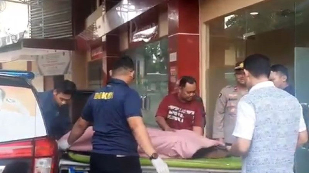Jenazah pelaku penembakan di Kantor Majelis Ulama Indonesia (MUI) Pusat tiba di Rumah Sakit Bhayangkara TK I Raden Said Sukanto (RS Polri), Kramat Jati, Jakarta Timur, Selasa (2/5/2023). ANTARA/Syaiful Hakim/aa.