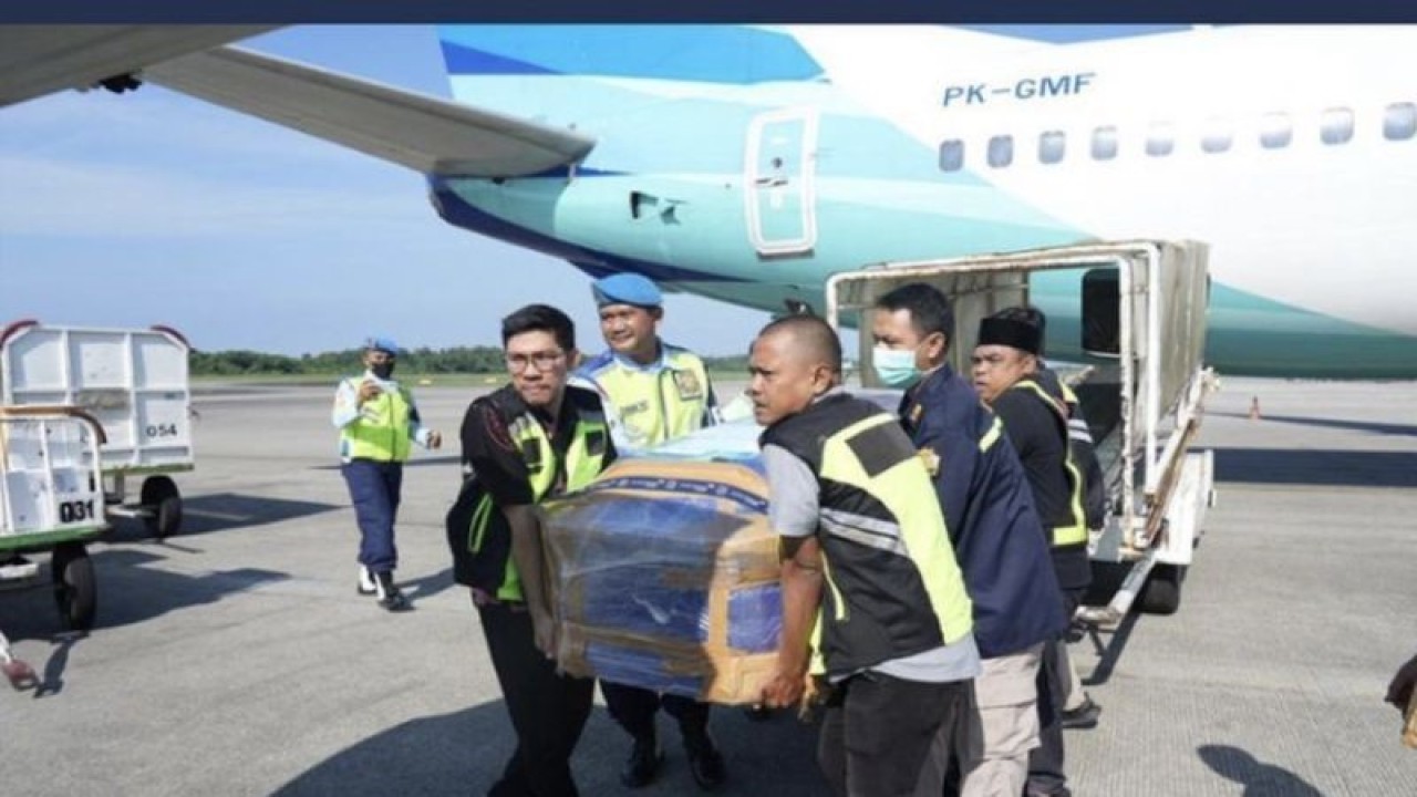 Jenazah istri Gubernur Provinsi Kalimantan Timur Hj Norbaiti Isran Noor tiba di Bandara Internasional Sultan Aji Muhammad Sulaiman Sepinggan Balikpapan, pada Kamis pagi pukul 09.15 wita. (Biro Adpim Pemprov Kaltim)