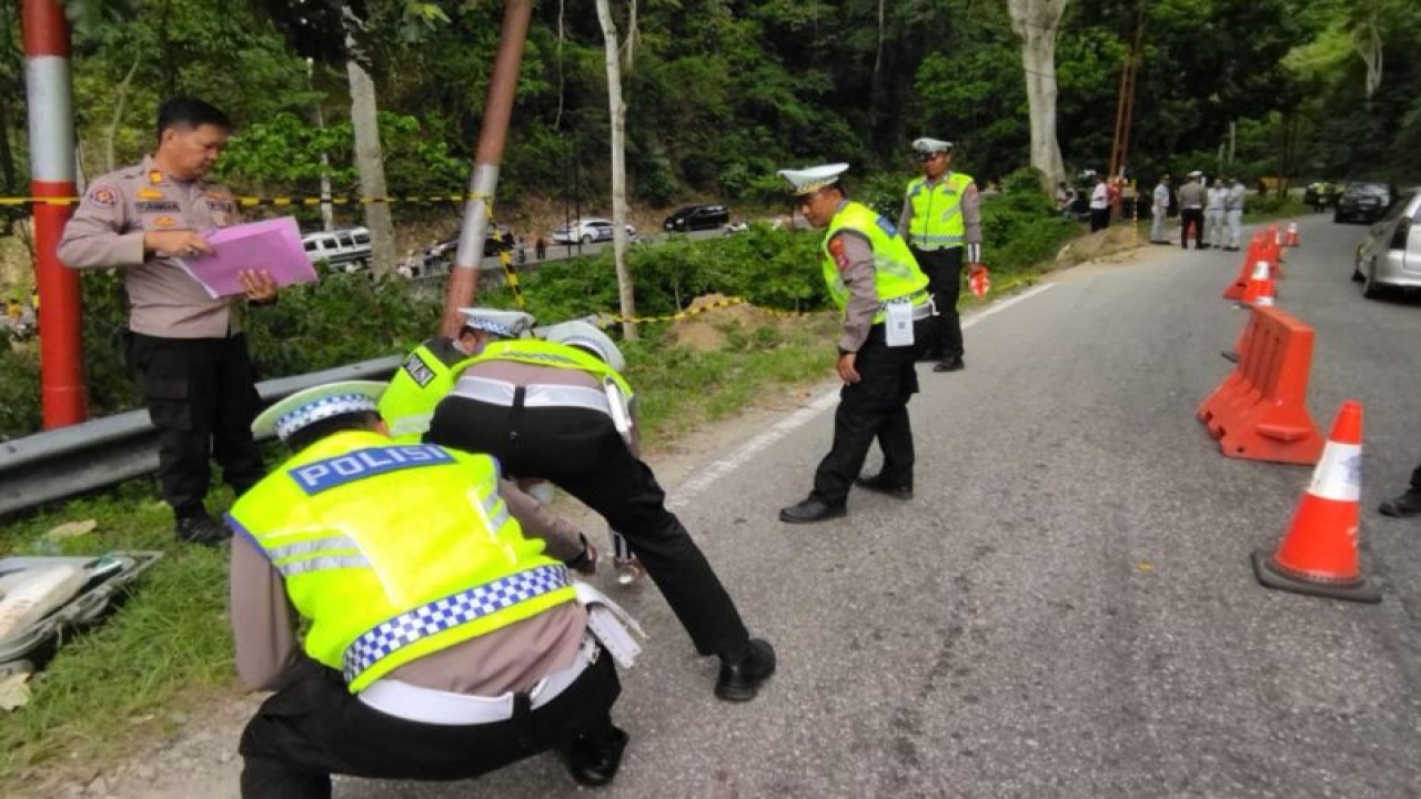 Polisi melakukan olah Tempat Kejadian Perkara (TKP) kecelakaan bus yang menegaskan tiga orang penumpang di kilometer 4 Toboli Kabupaten Parigi Moutong, Kamis (4/5/2023). ANTARA/HO-Polres Parigi Moutong.