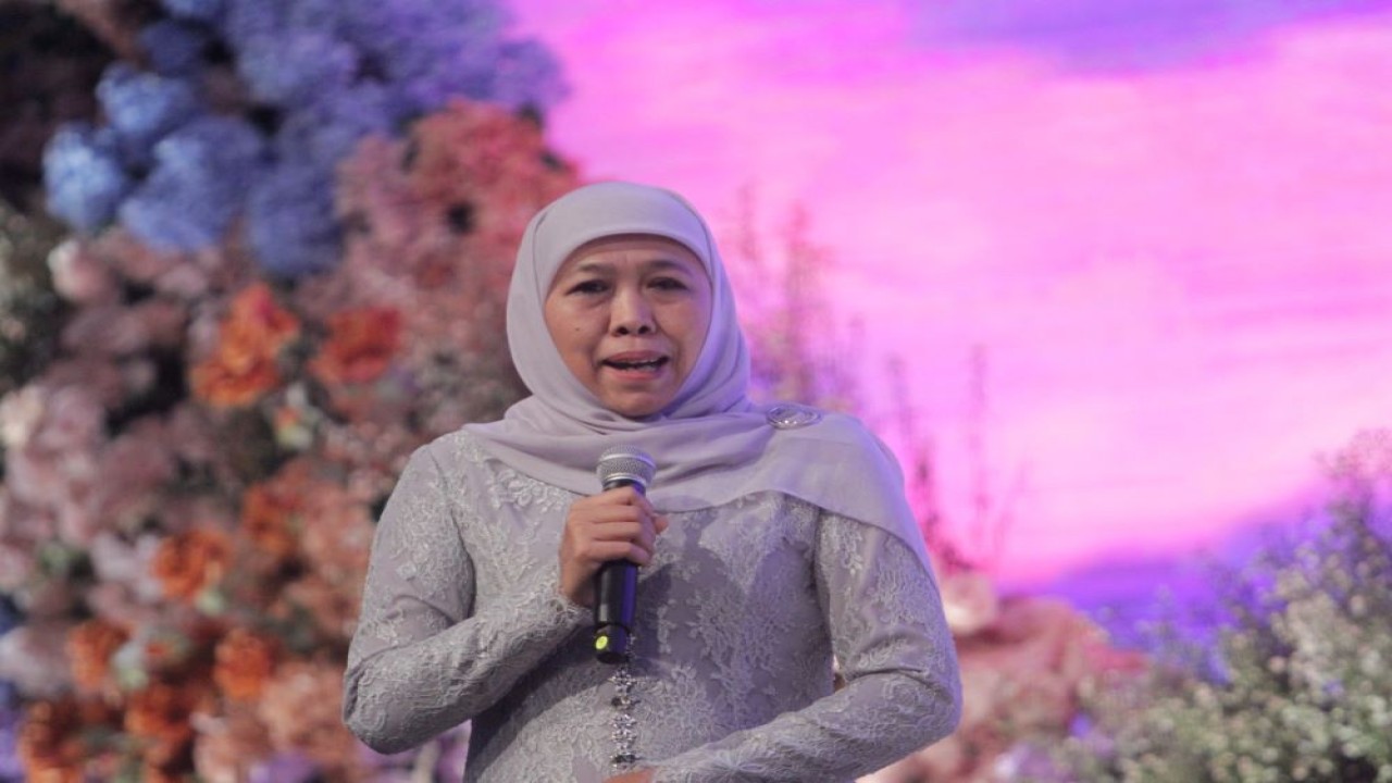 Gubernur Jawa Timur (Jatim) Khofifah Indar Parawansa mewakili keluarga kedua mempelai menyampaikan ucapan terima kasih atas seluruh doa, dan restu, serta kehadiran dari seluruh tamu undangan pada acara resepsi pernikahan Yakup Hasibuan dan Jessica Mila.