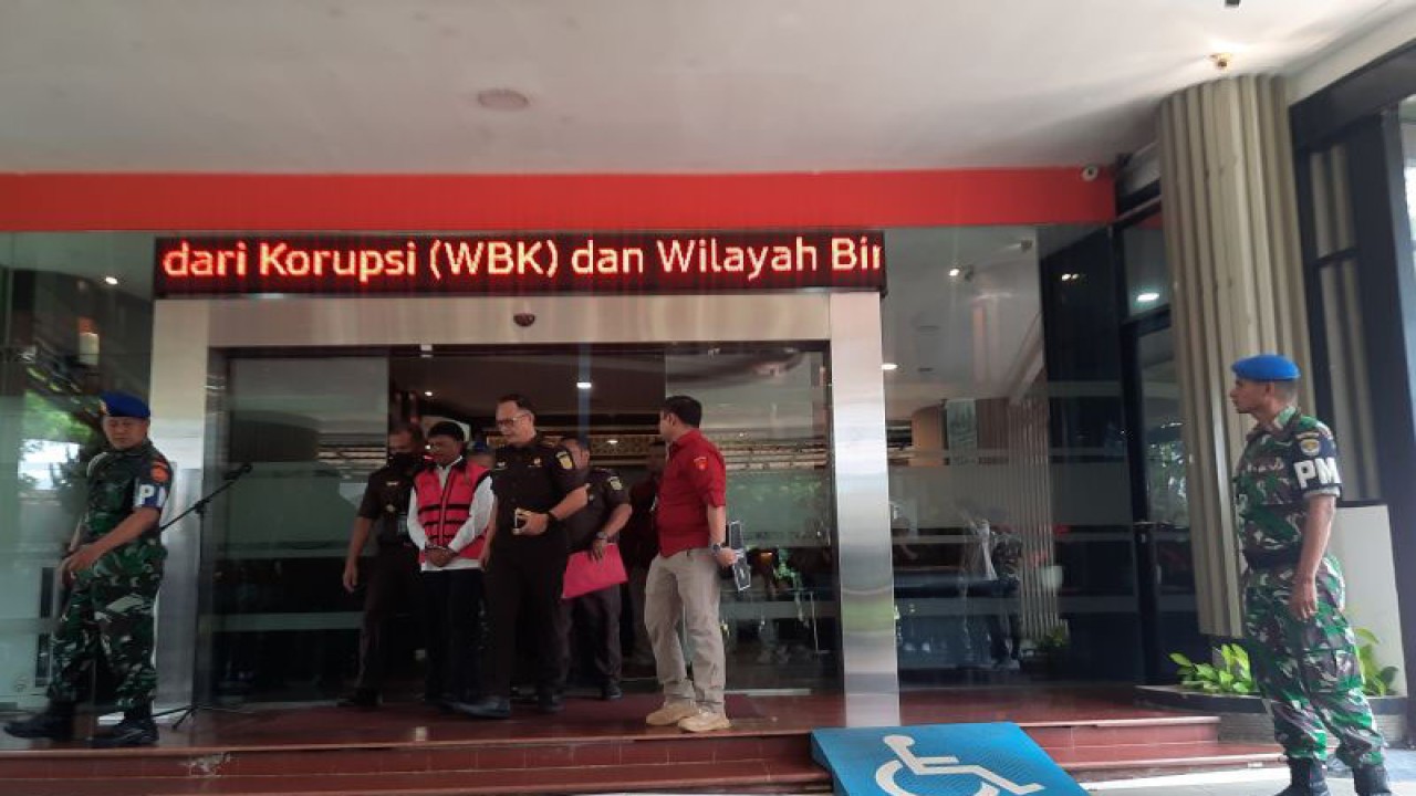 Menteri Kominfo Jhonny G Plate beropi pink ditetapkan sebagai tersangka korupsi proyek pembangunan BTS Kominfo, Rabu (17/5/2023). (ANTARA/Laily Rahmawaty)