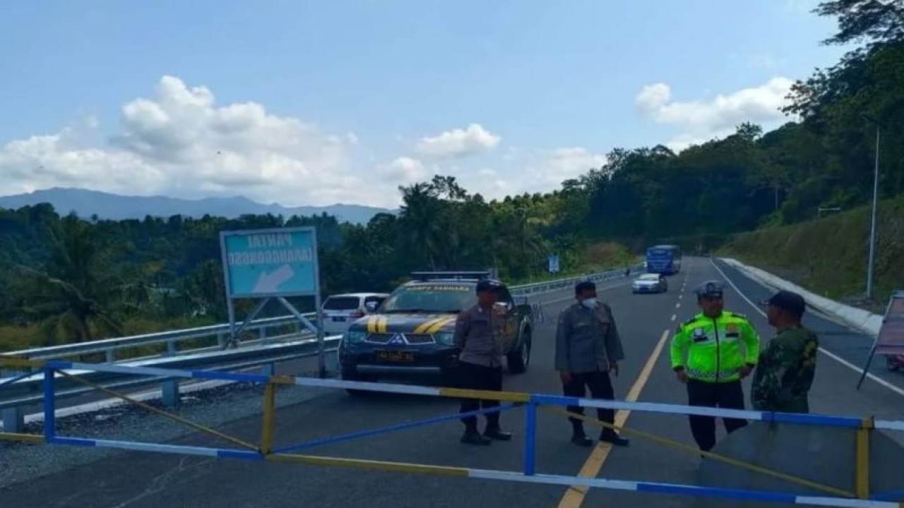 Petugas memasang pembatas di ujung JLS di wilayah Watulimo, Trenggalek (ANTARA/HO - foto warga)