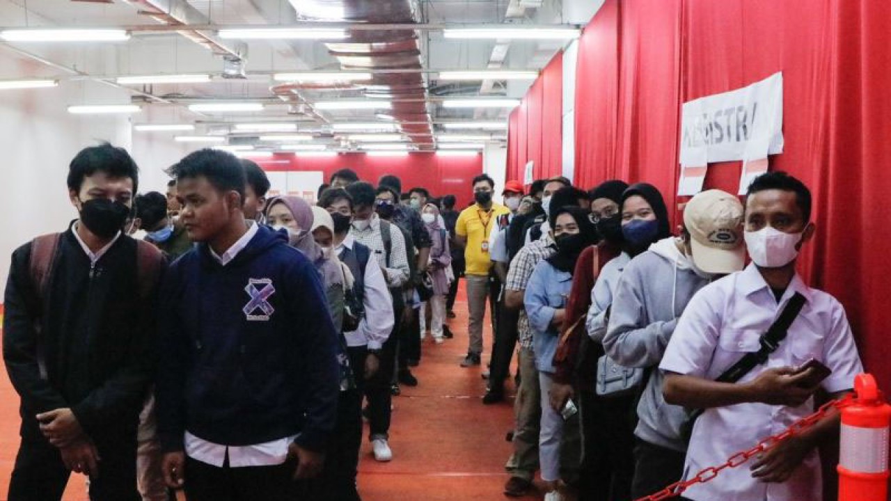 Pameran bursa kerja (job fair) tahap satu yang diselenggarakan Sudin Nakertransgi Jakarta Pusat di Mal Thamrin City, Jakarta Pusat, Selasa (16/5/2023). ANTARA/HO-Kominfotik Jakarta Pusat