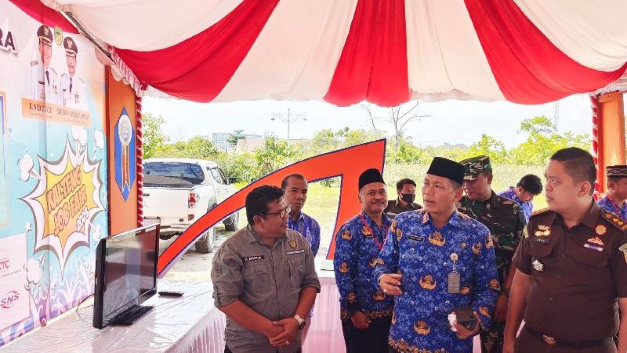 Staf Ahli Gubernur Kalteng dan jajaran meninjau stan Kalteng Job Fair 2023 di kawasan Taman Budaya Kalteng Jalan Temanggung Tilung, Palangka Raya, Rabu, (17/5/2023). (ANTARA/Muhammad Arif Hidayat)