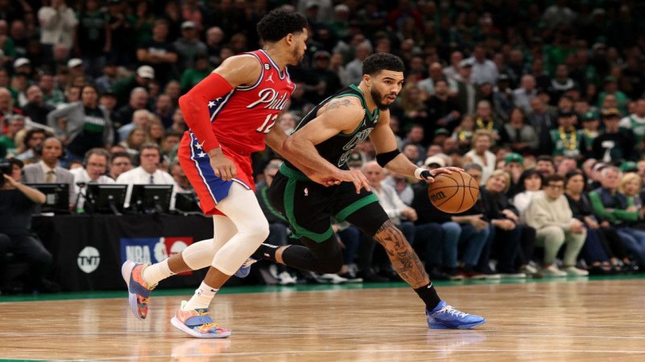 Pebasket Boston Celtics Jayson Tatum (kanan) mendribel bola dihalangi pebasket Philadelphia 76ers Tobias Harris saat pertandingan playoff NBA Wilayah Timur di TD Garden, Boston, Massachusetts, Senin (1/5/2023) waktu setempat. (Getty Images via AFP/MADDIE MEYER)
