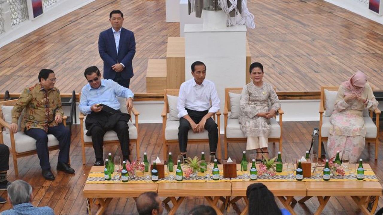 Presiden Joko Widodo (tengah) didampingi Ibu Negara Iriana Joko Widodo dan sejumlah kepala negara peserta KTT ke-42 ASEAN menaiki kapal pinisi di Labuan Bajo, NTT, Rabu (10/5/2023). Presiden mengajak pemimpin negara-negara peserta KTT ke-42 ASEAN menaiki kapal pinisi untuk menyaksikan keindahan alam Labuan Bajo. ANTARA FOTO/Akbar Nugroho Gumay/nym.