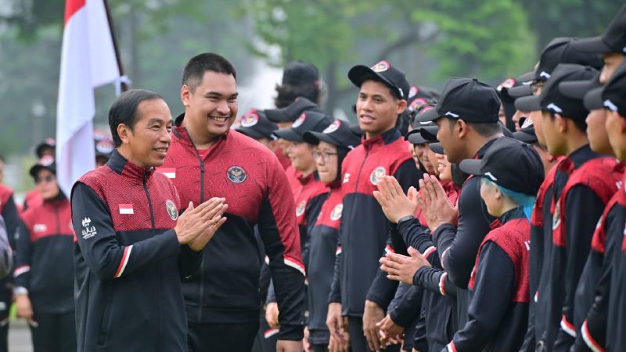 Presiden Joko Widodo (Jokowi) didampingi Menpora Dito Ariotedjo saat melepas kontingen Indonesia yang akan berlaga pada SEA Games Ke-32 di di Istana Merdeka, Jakarta, Selasa (2/5/2023). (ANTARA/HO-Biro Pers Sekretariat Presiden/Muchlis Jr)