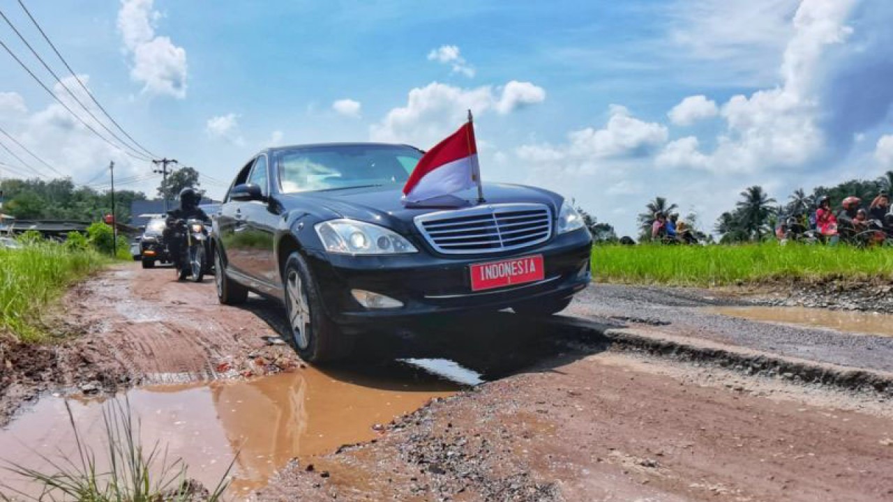 Mobil sedan yang dinaiki Presiden Joko Widodo terlihat melintasi Jalan Terusan Ryacudu, Kota Baru, Jati Agung, Lampung Selatan, Jumat (5/5/2023). ANTARA/HO-Biro Pers Sekretariat Presiden