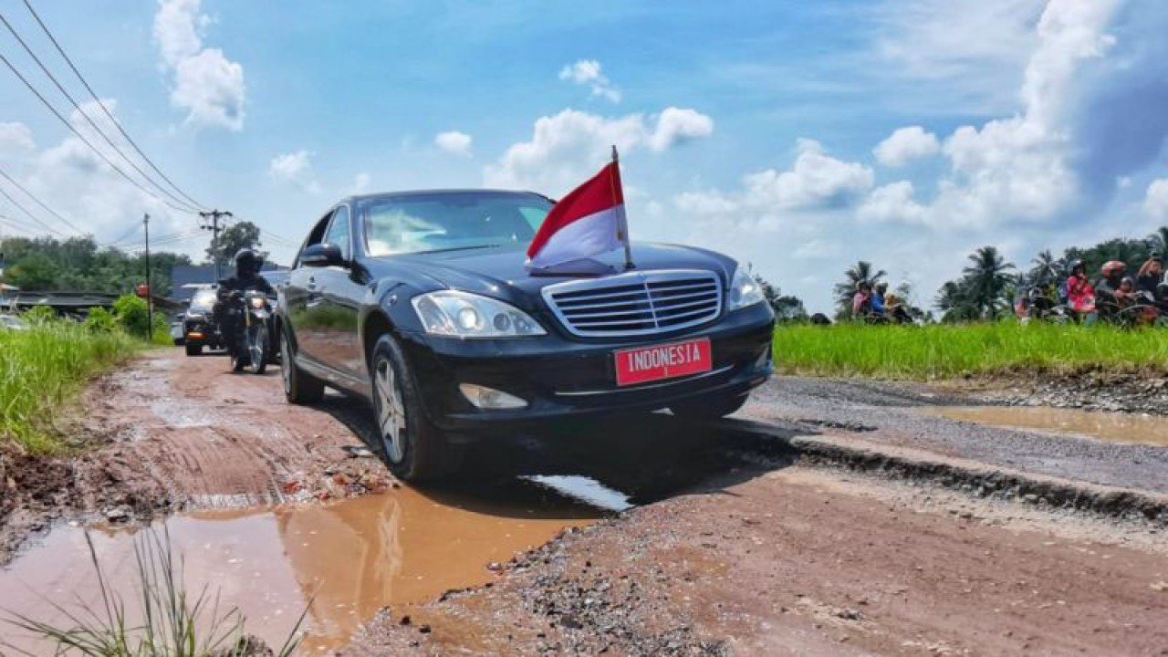 Mobil sedan yang dinaiki Presiden Joko Widodo terlihat melintasi Jalan Terusan Ryacudu, Kota Baru, Jati Agung, Lampung Selatan, Jumat (5/5/2023). ANTARA/HO-Biro Pers Sekretariat Presiden