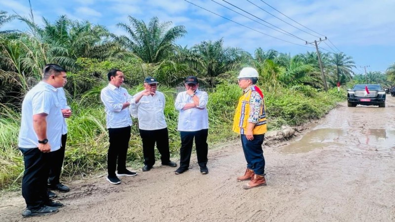Presiden Joko Widodo melakukan peninjauan kondisi ruas jalan Gunting Saga di Kabupaten Labuhanbatu Utara, Rabu (17/5/2023). ANTARA/HO-Laily Rachev - Biro Pers Sekretariat Presiden