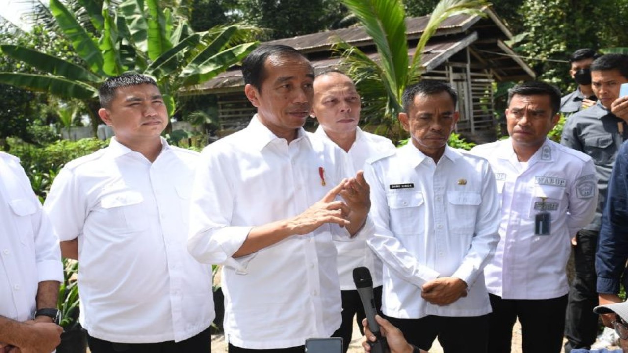 Presiden RI Joko Widodo memberi keterangan saat melakukan kunjungan kerja ke SMK PPN 1 Kualuh Selatan, Kabupaten Labuhanbatu Utara, Sumatra Utara, Rabu (17/5/2023). (ANTARA/HO-Biro Pers Sekretariat Presiden RI)