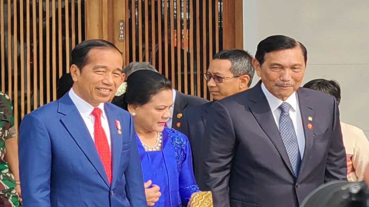 Presiden Joko Widodo saat akan bertolak dari Pangkalan TNI AU Halim Perdanakusuma, Jakarta, menuju Hiroshima, Jepang, Jumat (19/5/2023), untuk menghadiri KTT G7. ANTARA/Gilang Galiartha