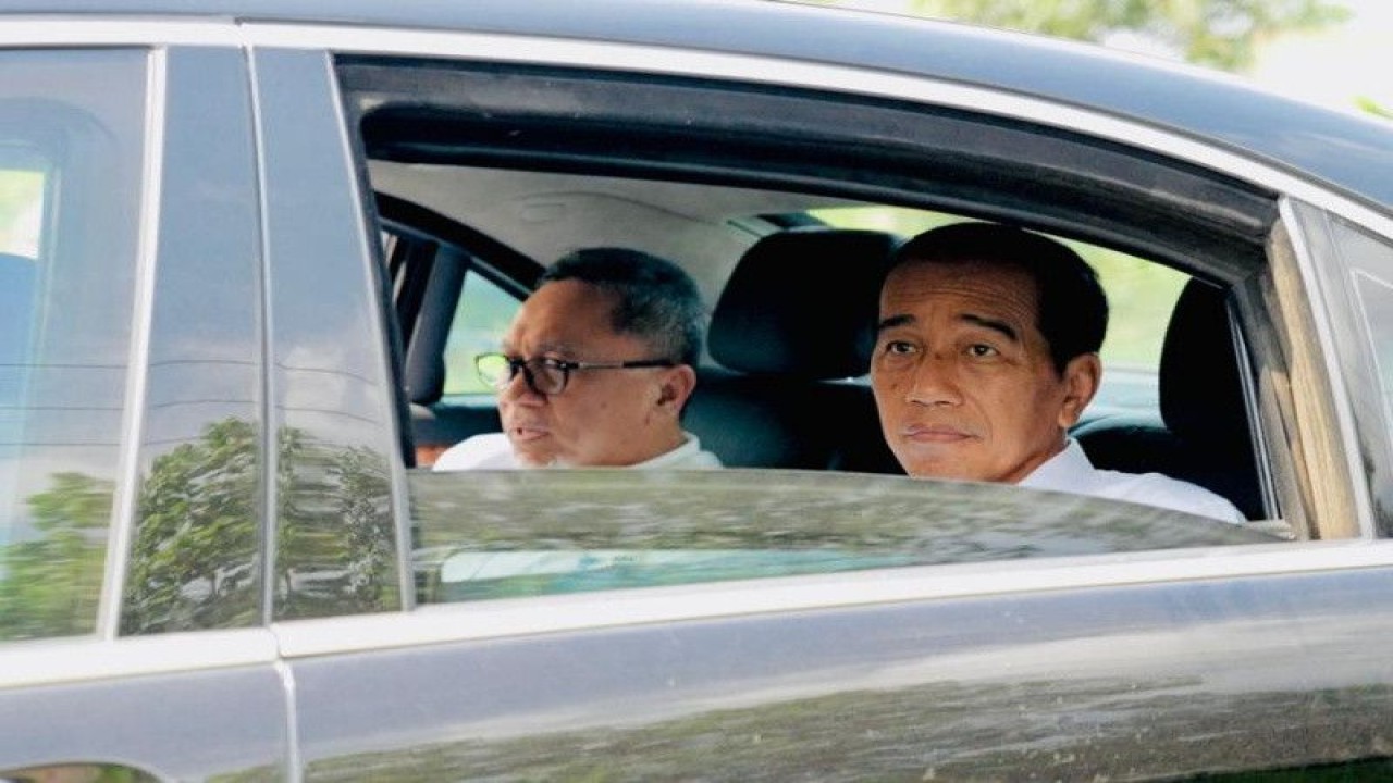 Presiden RI Joko Widodo (kanan) duduk satu mobil dengan Menteri Perdagangan Zulkifli Hasan saat melakukan peninjauan kondisi ruas jalan rusak di Lampung, Jumat (5/5/2023). ANTARA/HO-Biro Pers Sekretariat Presiden RI