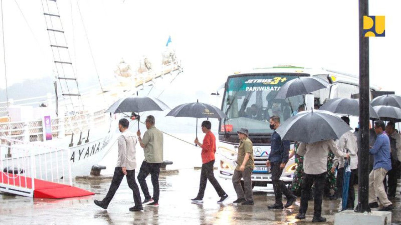 Presiden RI Joko Widodo (Jokowi) didampingi Menteri Pekerjaan Umum dan Perumahan Rakyat (PUPR) Basuki Hadimuljono meninjau kawasan dermaga Waterfront Marina, Senin (8/5/2023), menjelang penyelenggaraan Konfrensi Tingkat Tinggi (KTT) ASEAN ke-42 di Labuan Bajo, Manggarai Barat, Nusa Tenggara Timur. (ANTARA/HO-Kementerian PUPR)
