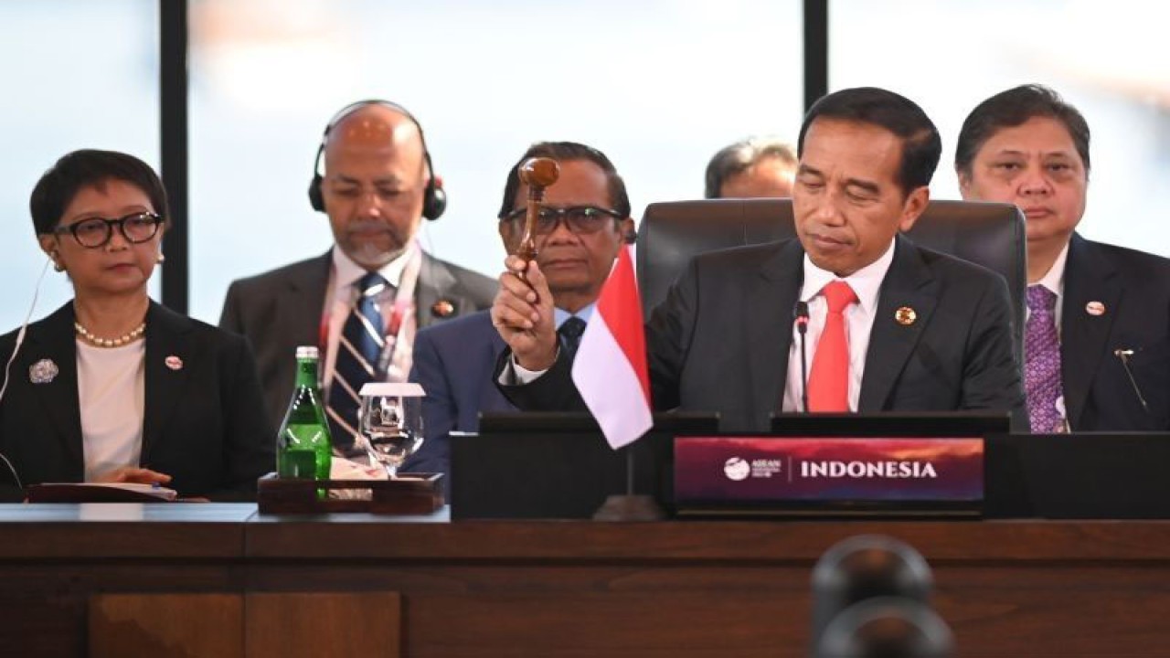 Presiden Indonesia Joko Widodo (kedua kanan) mengetok palu untuk menandai pembukaanKonferensi Tingkat Tinggi (KTT) Ke-42 ASEAN di Labuan Bajo, Manggarai Barat, NTT, Rabu (10/5/2023). ANTARA FOTO/Rivan Awal Lingga/foc