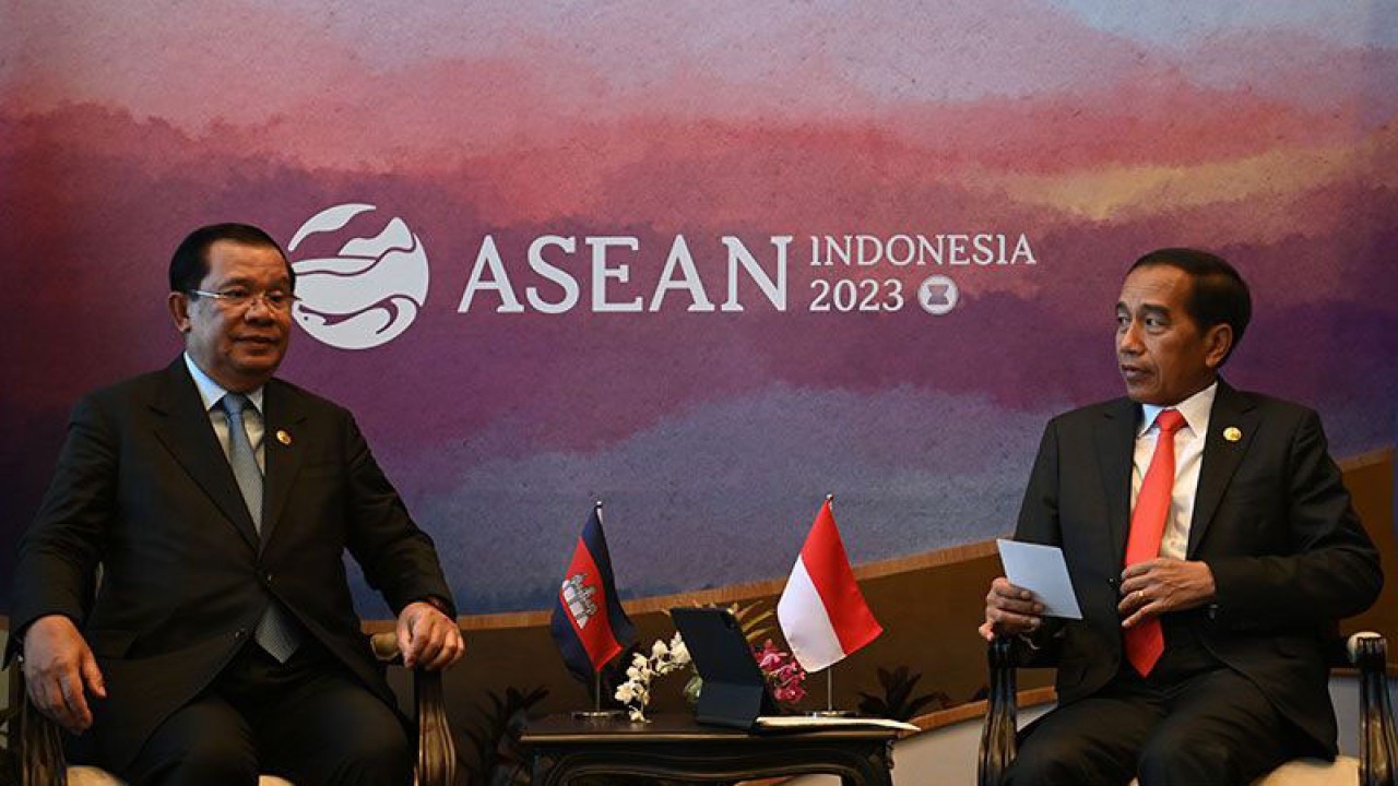 Presiden Joko Widodo (kanan) berbincang dengan Perdana Menteri Kamboja Hun Sen dalam pertemuan bilateral di sela-sela KTT ke-42 ASEAN di Labuan Bajo, NTT, Rabu (10/5/2023). POOL/ANTARA FOTO/Aprillio Akbar/rwa/pri. (ANTARA FOTO/APRILLIO AKBAR)
