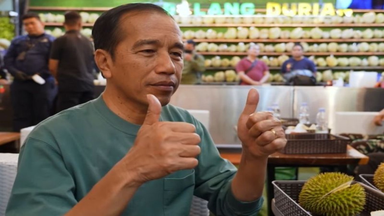 Tangkapan layar - Presiden RI Joko Widodo mengacungkan dua jempol mengomentari keberhasilan Indonesia meraih medali emas sepak bola putra SEA Games 2023 Kamboja yang ia sambut dengan perayaan kecil di Si Bolang Durian, Medan, Selasa (16/5/2023) malam. (ANTARA/Gilang Galiartha)