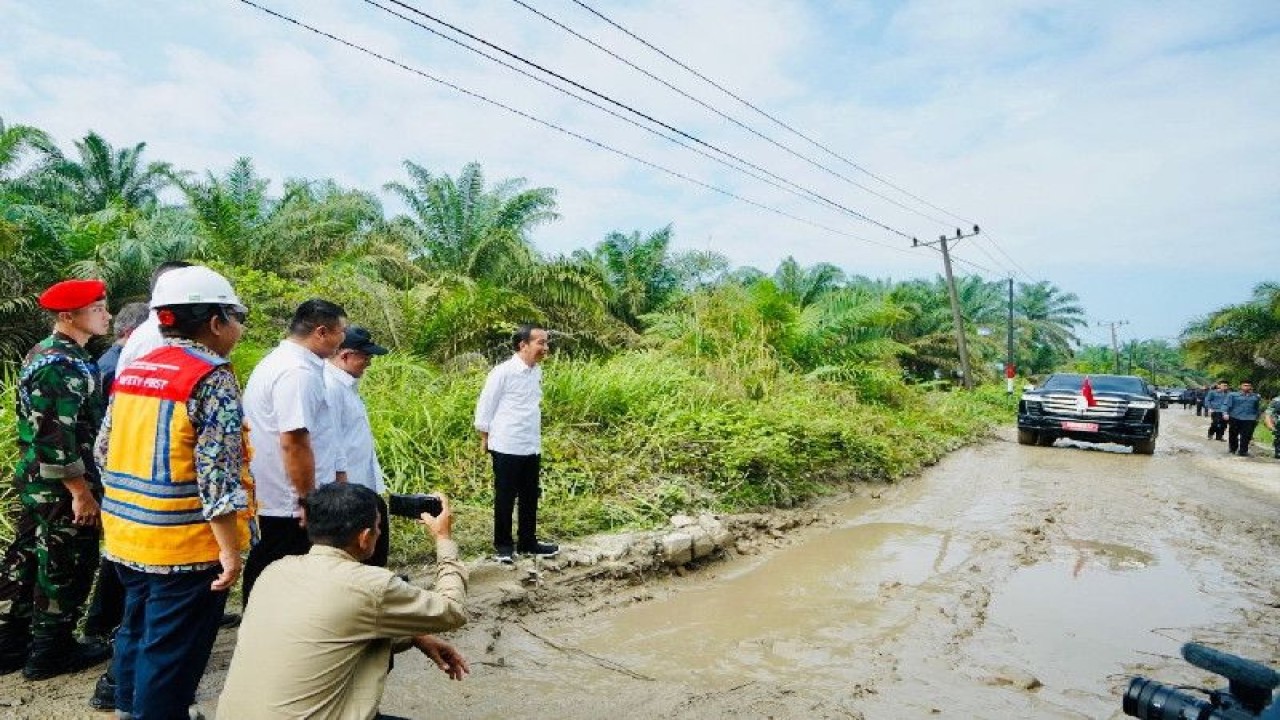 Presiden Joko Widodo meninjau jalan rusak di Desa Sialang Taji, Kecamatan Waluh Selatan, Kabupaten Labuhan Batu Utara, Sumatera Utara Rabu (17/5/2023) (ANTARA/HO)