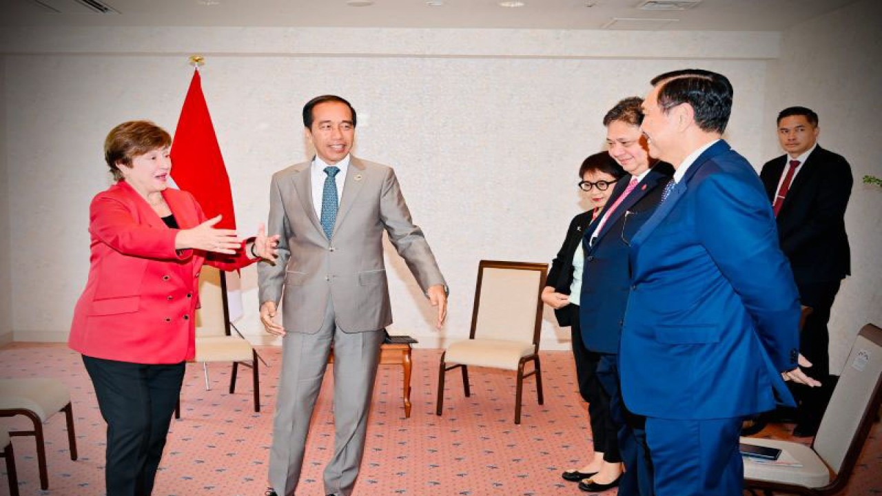 Presiden RI Joko Widodo (Jokowi) bertemu dengan Direktur Pelaksana Dana Moneter Internasional (IMF) Kristalina Georgieva di Hiroshima, Jepang, Sabtu (20/5/2023). (ANTARA/HO-Biro Pers Sekretariat Presiden/Laily Rachev)