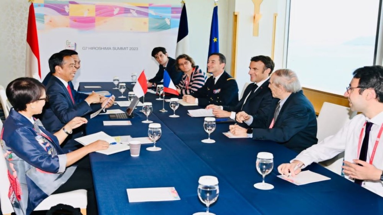 Presiden Jokowi mengadakan pertemuan bilateral dengan Presiden Prancis, Emmanuel Macron, di Hotel Grand Prince, Hiroshima, Jepang, Minggu (21/5/2023). (BPMI Setpres)