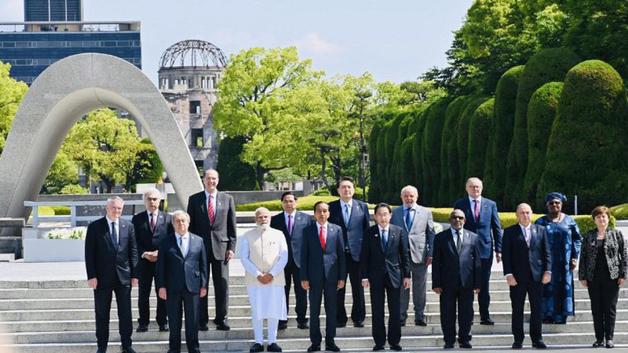 Presiden Joko Widodo mengunjungi Hiroshima Peace Memorial Park yang menjadi salah satu agenda dalam rangkaian KTT G7 Outreach di Hiroshima, Jepang, Minggu (21/5/2023). ANTARA/HO-Biro Pers Setpres/Laily Rachev/am.