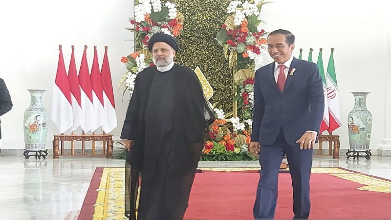 Presiden RI Joko Widodo (kanan) dan Presiden Iran Seyyed Ebrahim Raisi setelah melakukan konferensi pers di Istana Kepresidenan Bogor, Jawa Barat, Selasa (23/5/2023). (ANTARA/Mentari Dwi Gayati)