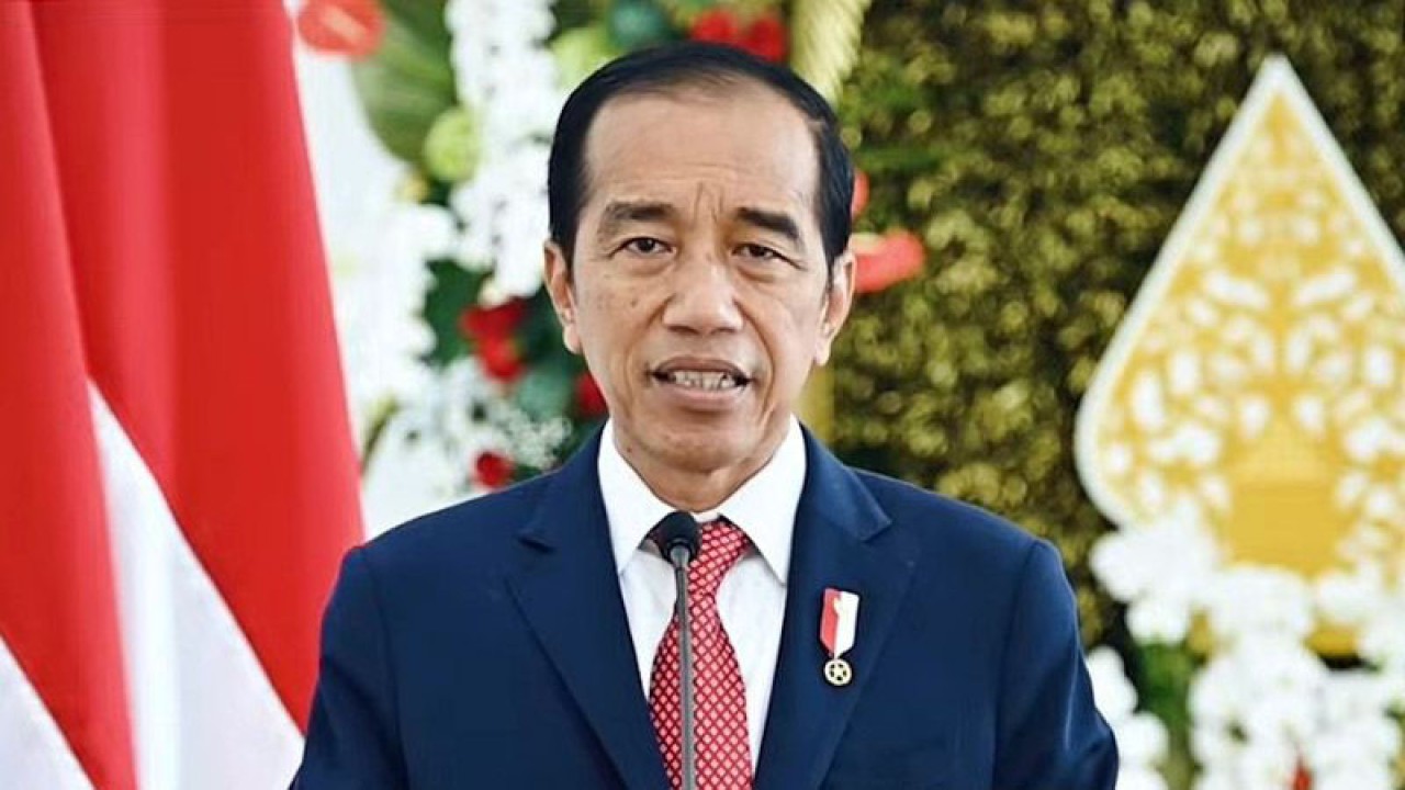 mengartikan cawe-cawe: ikut membantu mengerjakan (membereskan, merampungkan).