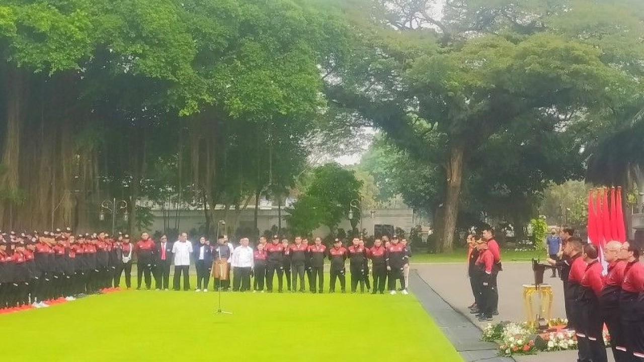 Presiden RI Joko Widodo (Jokowi) di Istana Merdeka, Jakarta, Selasa (2/5/2023), melepas keberangkatan 599 atlet beserta 230 pelatih dan ofisial, serta berbagai tim pendukung untuk berlaga di SEA Games ke-32 di Kamboja 2023 (ANTARA/Indra Arief Pribadi)