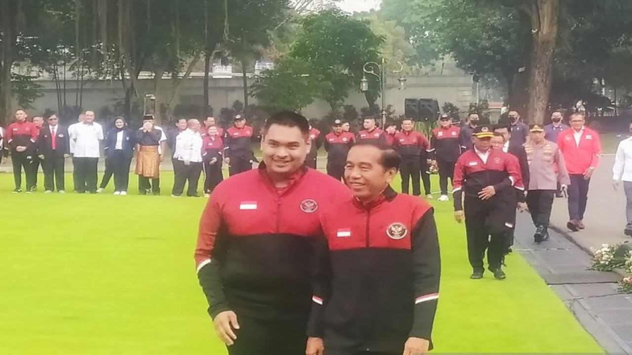 Presiden RI Joko Widodo (kanan) dan Menpora Dito Ariotedjo di halaman Istana Merdeka, Jakarta, Selasa (2/5/2023). (ANTARA/Indra Arief Pribadi)