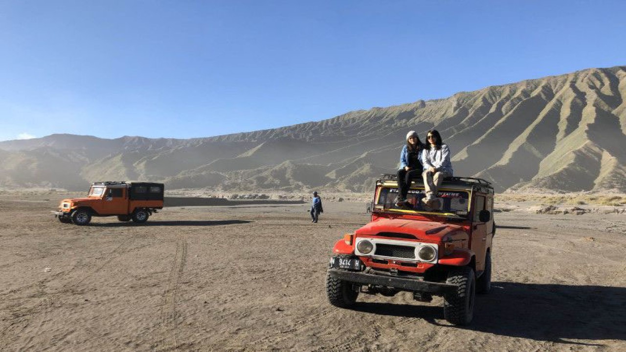 Foto arsip. Wisatawan berfoto di atas kendaraan jip, di kawasan Taman Nasional Bromo Tengger Semeru di Jawa Timur. (ANTARA/Vicki Febrianto)