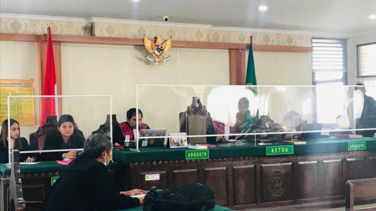 Jaksa Penuntut Umum (JPU) Kejaksaan Negeri Badung Dewa Gede Ari Kusumajaya membacakan tuntutan terhadap warga negara Brazil bernama Manuela Victoria De Araujo Farias (19) yang membawa kokain seberat 3,6 kilogram dalam persidangan yang berlangsung secara daring di Pengadilan Negeri Denpasar Bali, Selasa (23/5/2023). ANTARA/Rolandus Nampu