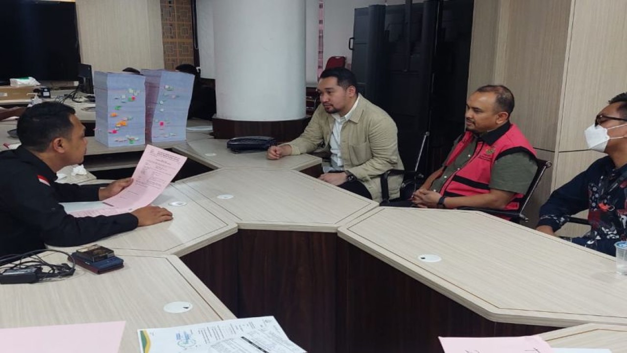 Penyidik Jampidsus melimpahkan tahap II tersangka dan barang bukti perkara menara BTS 4G BAKTI Kominfo ke Kejaksaan Negeri Jakarta Selatan, Selasa (2/5/2023). ANTARA/HO-Puspenkum Kejaksaan Agung.