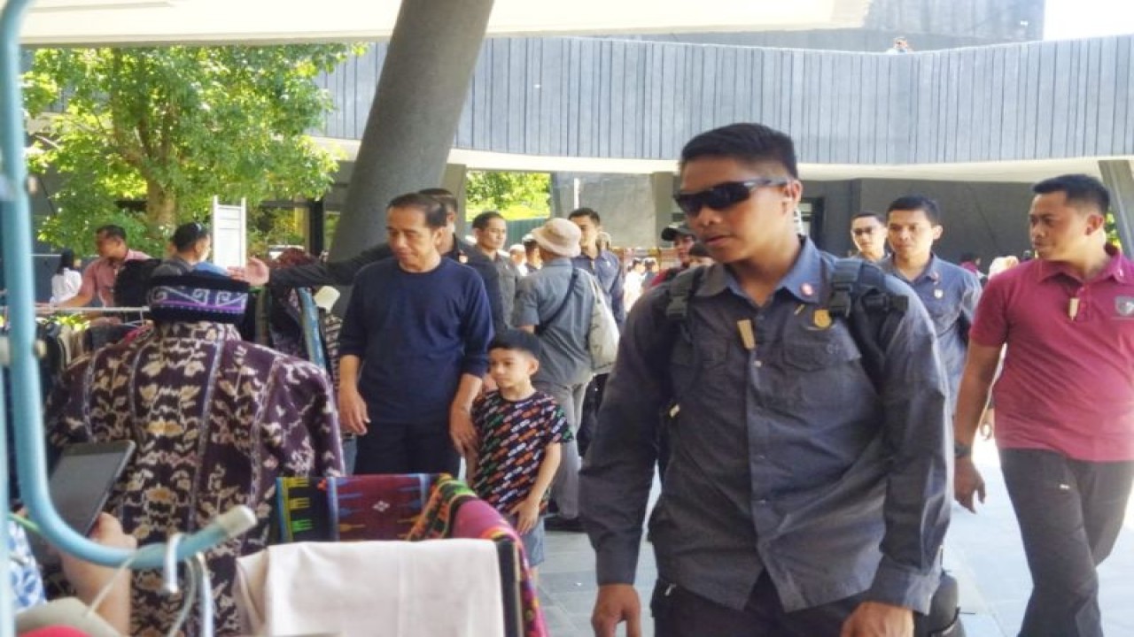 Presiden RI Joko Widodo bersama keluarga mengunjungi Gua Batu Cermin di Labuan Bajo, Manggarai Barat, NTT saat libur Lebaran 2023 lalu. (ANTARA/Fransiska Mariana Nuka)