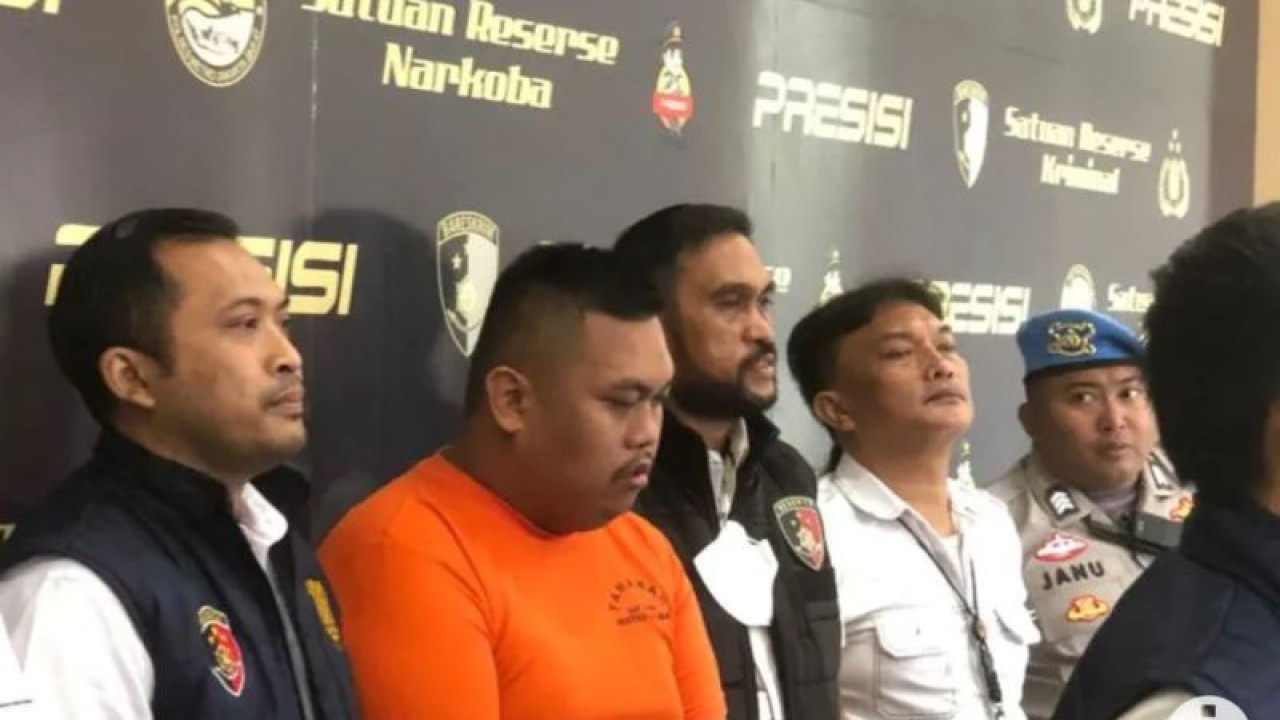 Akbar Pera Baharuddin ketika dihadirkan pada jumpa pers terkait kasus penipuan di Mapolres Metro Jakarta Barat, Rabu (15/3/2023). ANTARA / Walda