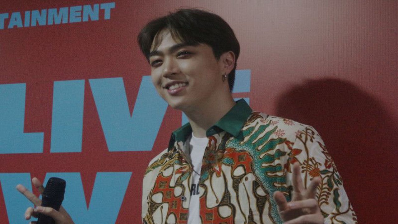 Solois Junny tampil mengenakan batik saat sesi jumpa media di Jakarta, Jumat (26/5). (ANTARA/Ahmad Faishal)