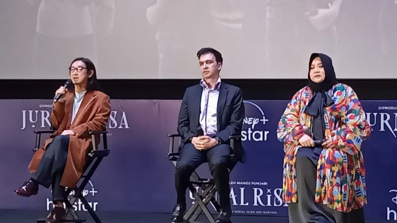 Sutradara Awi Suryadi (kiri), produser Manoj Punjabi (tengah), dan Risa Saraswati (kiri) saat acara konferensi pers "Jurnal Risa" di pusat perbelanjaan Grand Indonesia, Jakarta Pusat pada Jumat (12/5/2023). (ANTARA/Farhan Arda Nugraha)