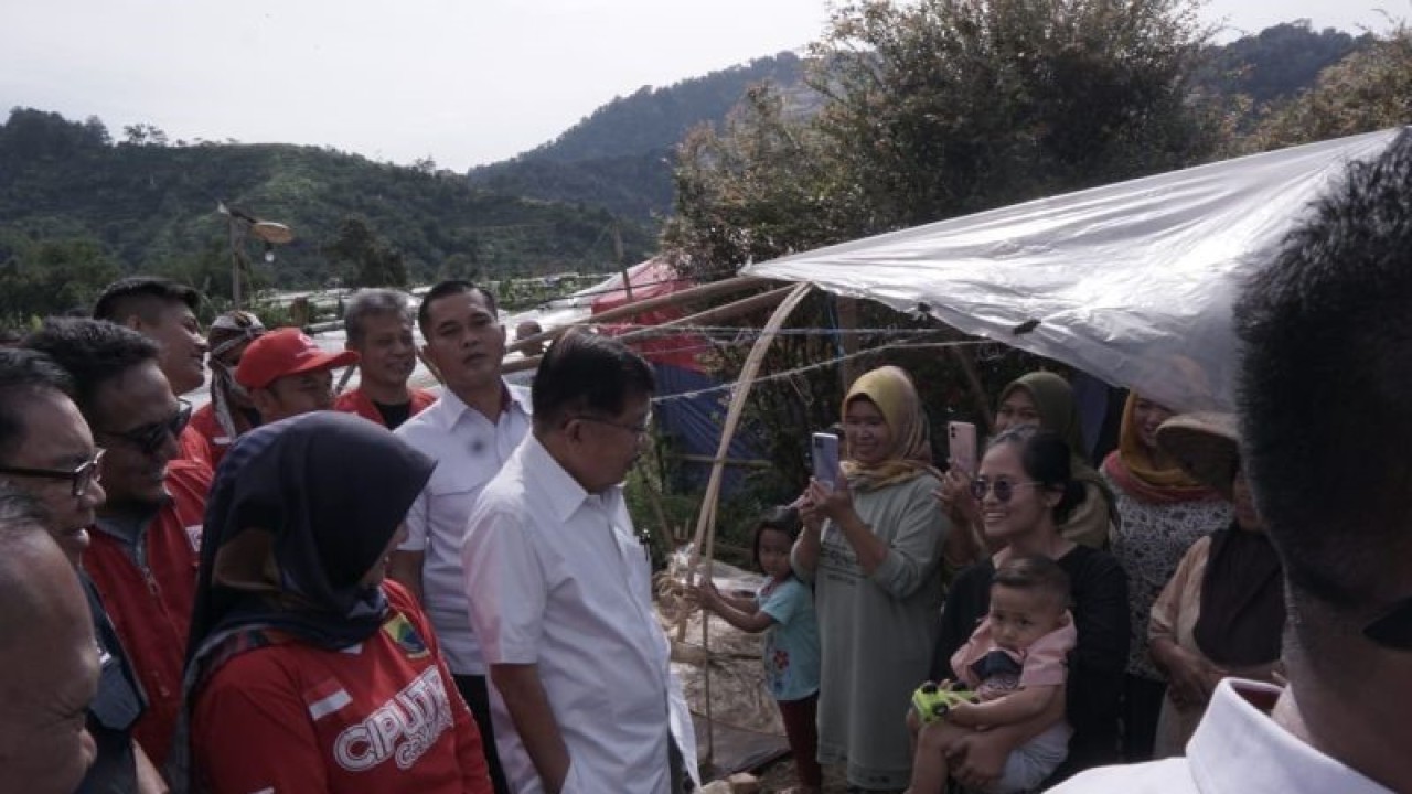 Ketua Umum PMI Jusuf Kalla saat meninjau lokasi pengungsian korban gempa di Kabupaten Cianjur, Jabar beberapa waktu lalu. Antara/Aditya Rohman
