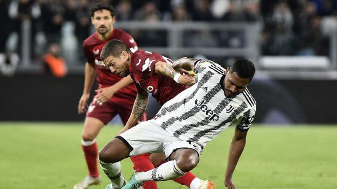 Alex Sandro dari Juventus dan Papu Gomez dari Sevilla berebut bola pada laga semifinal leg pertama Liga Europa di Allianz Stadium, Turin, Italia - 12 Mei 2023. (ANTARA/REUTERS/Massimo Pinca)