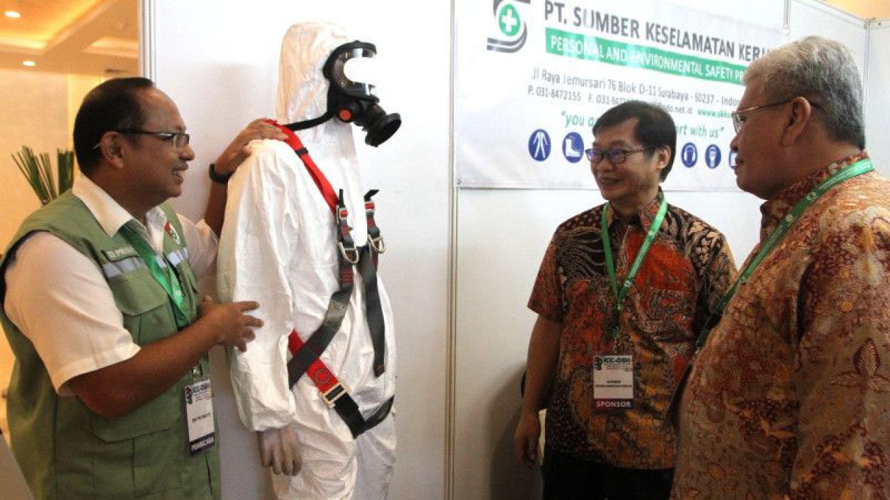 Wakil Ketua Dewan Keselamatan dan Kesehatan Kerja (K3) Provinsi Jawa Timur, Edi Priyanto (kiri) dan Anggota Dewan K3 Nasional, T Saut Siahaan (kanan) melihat peralatan keselamatan kerja yang dipajang dalam 3rd Indonesian Conference And Competition - Occupational Safety And Health di Kota Malang, Jawa Timur, Rabu (24/5/2023). (ANTARA FOTO/Ari Bowo Sucipto)