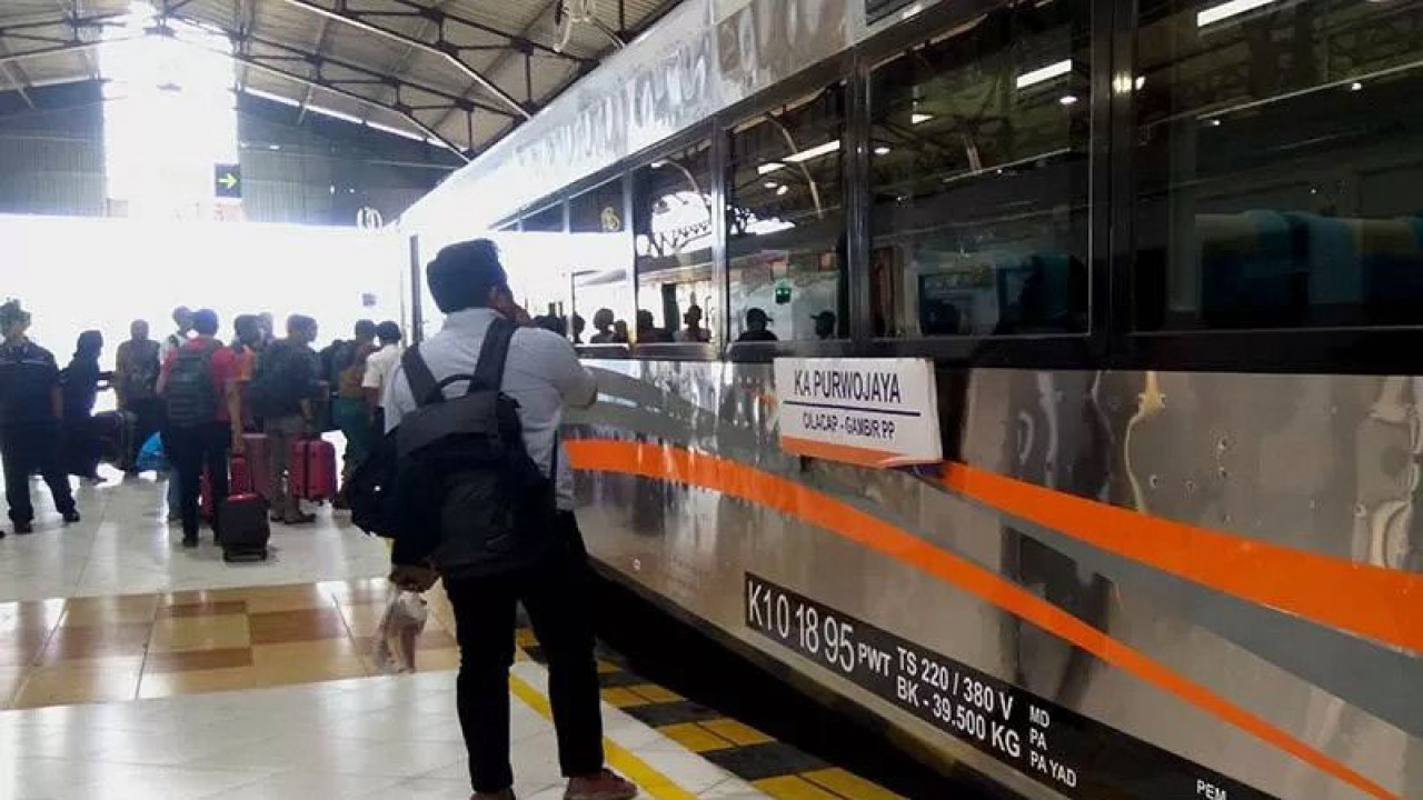 KA Purwojaya relasi Cilacap-Purwokerto-Gambir melayani penumpang di Stasiun Purwokerto. ANTARA/Sumarwoto