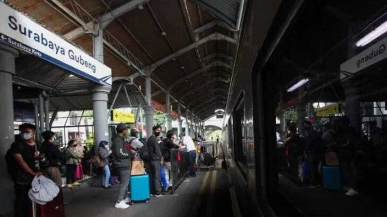 Foto Arsip - Penumpang bersiap naik ke gerbong kereta api di Stasiun Surabaya Gubeng, Surabaya, Jawa Timur, Sabtu (15/4/2023). ANTARA/Didik Suhartono