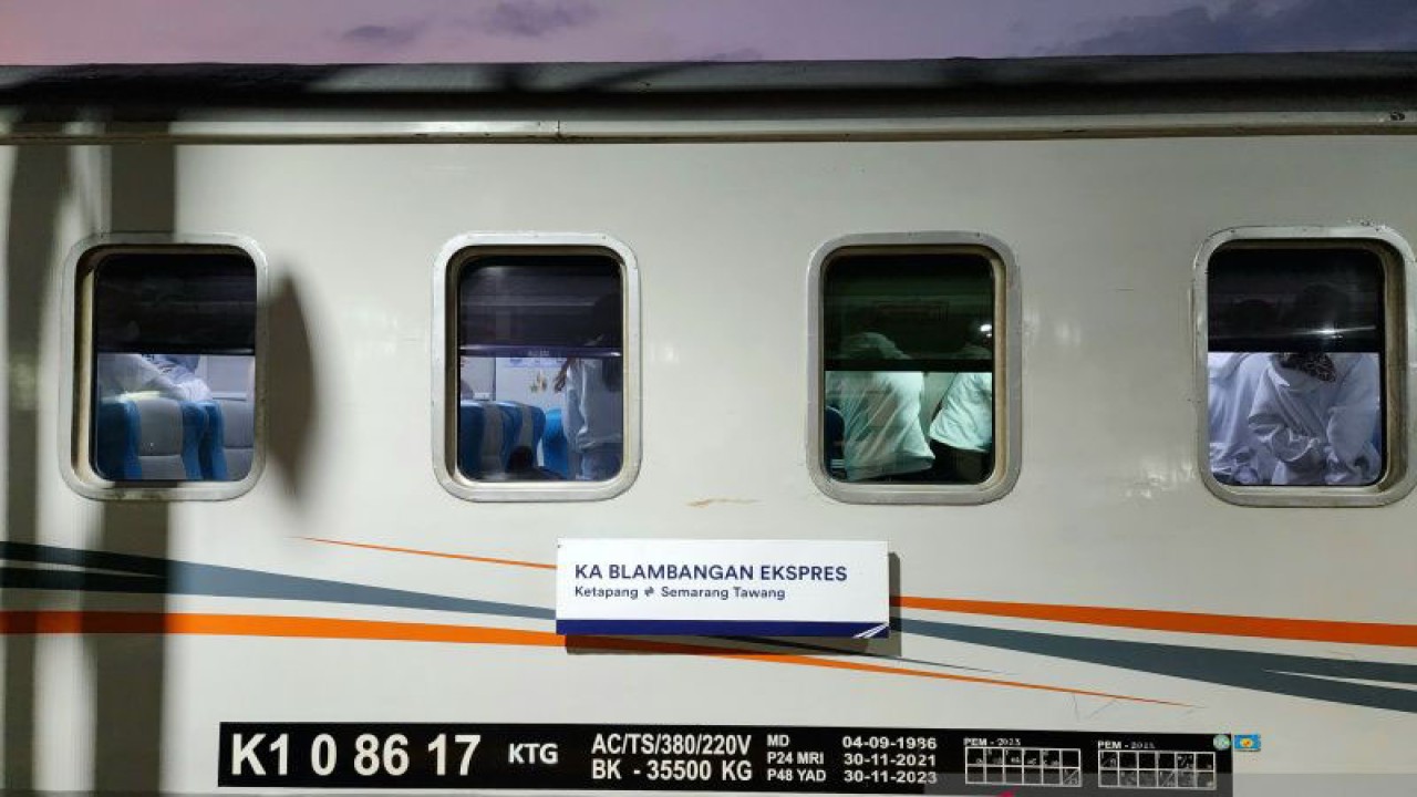 KA Blambangan Ekspres tujuan Semarang-Banyuwangi saat berada di Stasiun Semarang Tawang, Selasa. (ANTARA/ I.C.Senjaya)