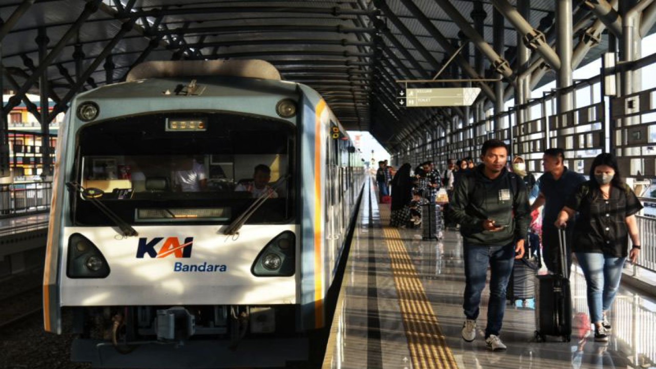 Sejumlah penumpang turun dari kereta api bandara Kualanamu saat tiba di Stasiun Besar Medan, Sumatra Utara, Kamis (18/5/2023). . ANTARA FOTO/Fransisco Carolio/hp. (ANTARA FOTO/FransiscoCarollio)