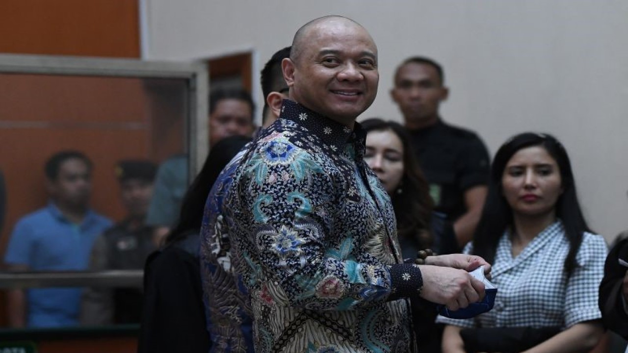 Terdakwa kasus peredaran narkotika jenis sabu Irjen Pol. Teddy Minahasa melihat ke arah wartawan seusai sidang pembacaan putusan di Pengadilan Negeri Jakarta Barat, Jakarta, Selasa (9/5/2023). (ANTARA FOTO/Sigid Kurniawan/foc)