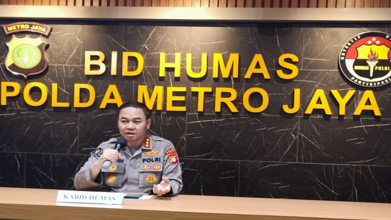 Kabid Humas Polda Metro Jaya melakukan konferensi pers di Jakarta, Kamis (4/5/2023). ANTARA/Ilham Kausar