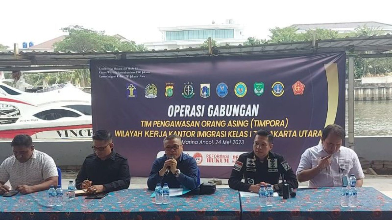 Kabid Intelijen dan Penindakan Keimigrasian Kanwil Kumham DKI Telmaizul Syatri bersama Koordinator Wilayah Badan Intelijen Negara Daerah Jakarta Utara Kombes Pol XTL Nadeak, SH, Sik, MH (kedua kiri), dan Kepala Seksi Intelijen dan Penindakan Keimigrasian Kantor Imigrasi Kelas I TPI Jakarta Utara Bong Bong Prakoso Napitupulu (kedua kanan) di kawasan Ancol, Pademangan, Jakarta Utara, Rabu (24/5/2023). ANTARA/Abdu Faisal