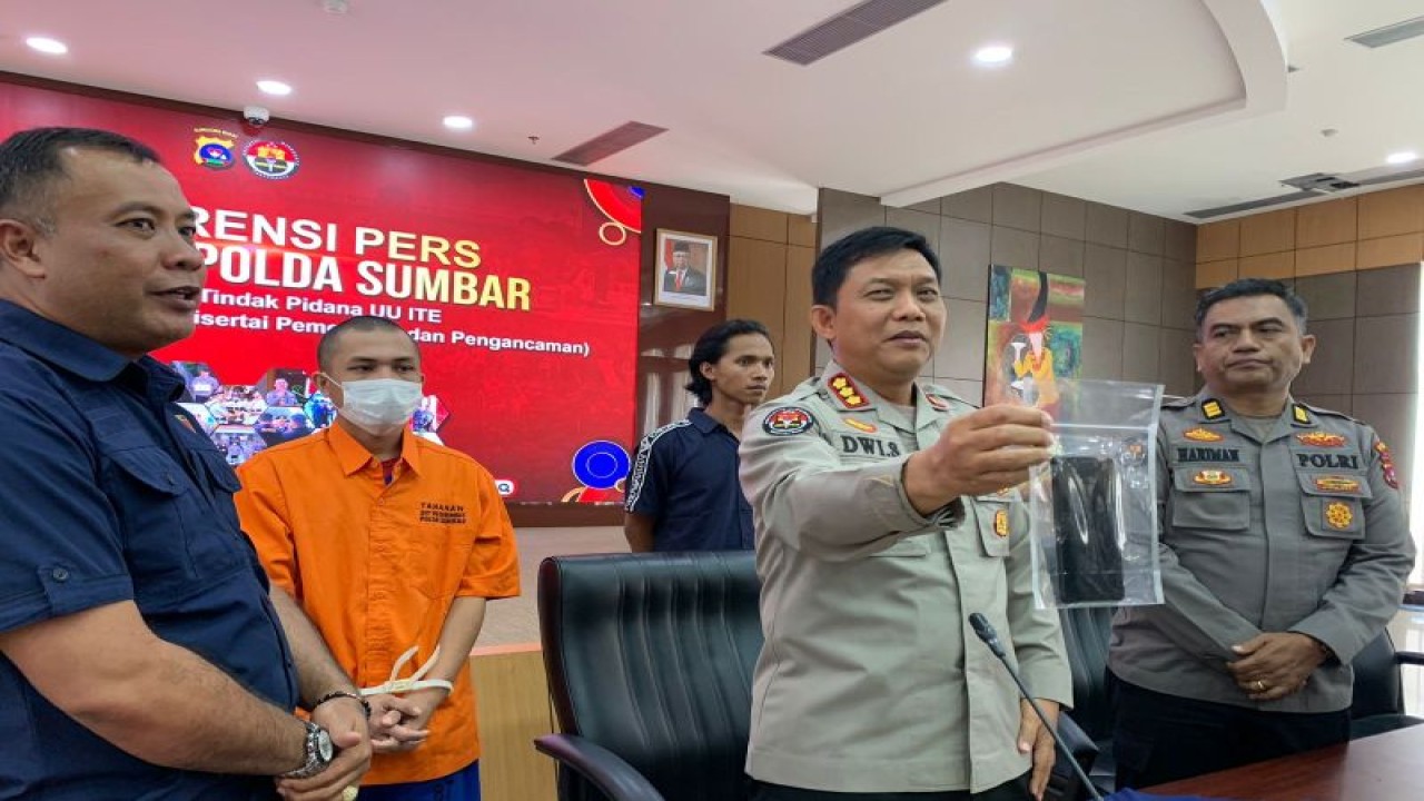 Kabidhumas Polda Sumbar Kombes Pol. Dwi Sulistyawan. (ANTARA/HO-Polda Sumbar)